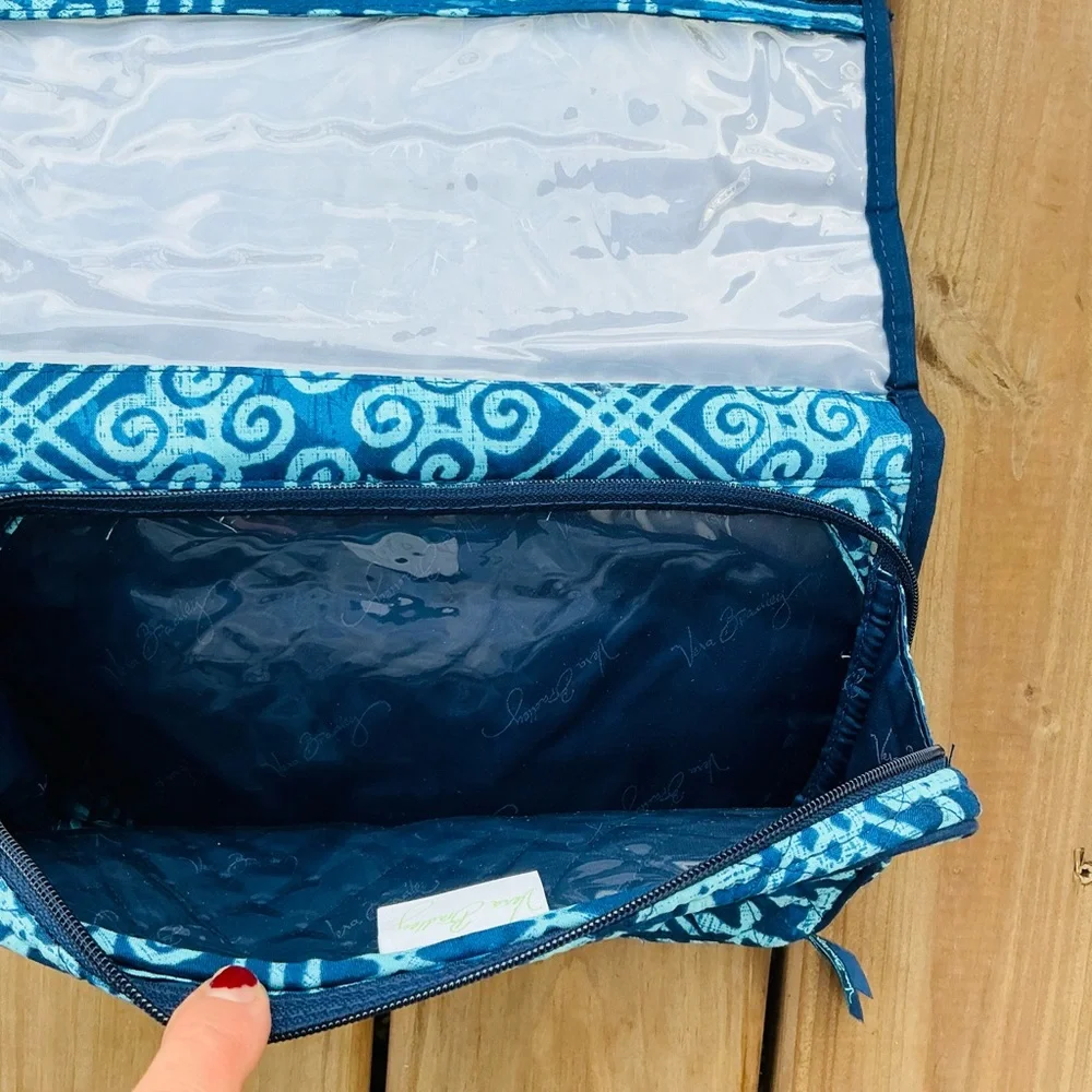 Vera Bradley travel organizer🕶️🪒🧼💊🪮🧴